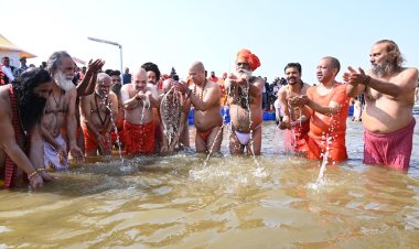 केन्द्रीय गृह एवं सहकारिता मंत्री और मुख्यमंत्री ने महाकुम्भनगर में साधु-संतों के साथ संगम में स्नान किया तथा पूजा-अर्चना की