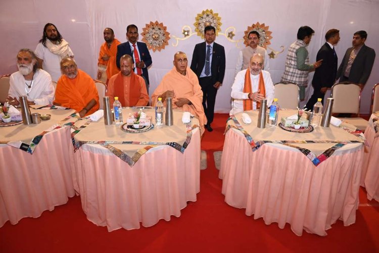 केन्द्रीय गृह एवं सहकारिता मंत्री और मुख्यमंत्री ने महाकुम्भनगर में साधु-संतों के साथ संगम में स्नान किया तथा पूजा-अर्चना की