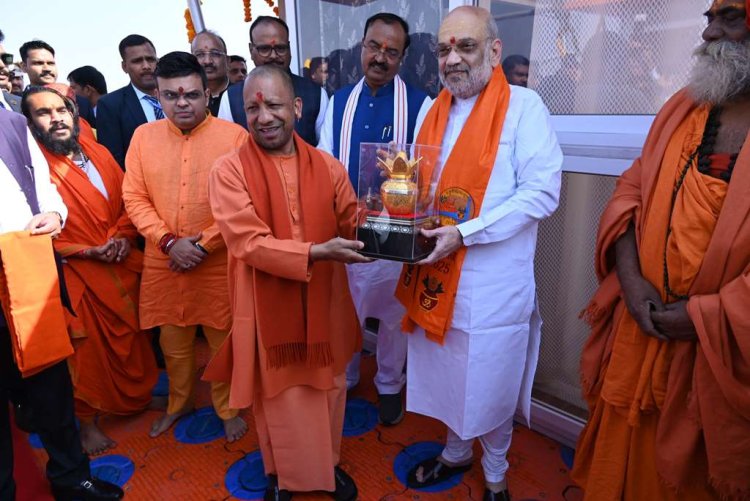 केन्द्रीय गृह एवं सहकारिता मंत्री और मुख्यमंत्री ने महाकुम्भनगर में साधु-संतों के साथ संगम में स्नान किया तथा पूजा-अर्चना की