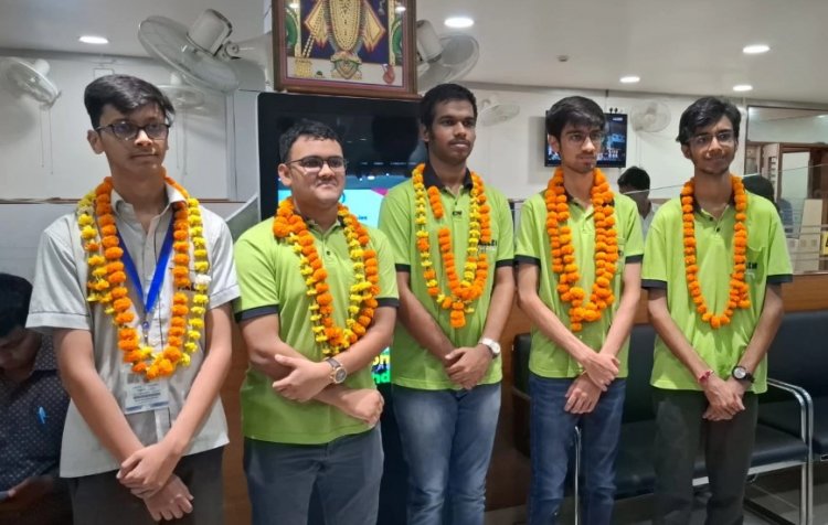 JEE Mains AIR-1 मोबाइल से दूरी, 9 घंटे सेल्फ स्टडी और मजबूत आत्म अनुशासन