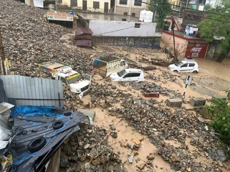 जम्मू -कश्मीर  के रामबन में बादल फटने से तबाही का मंजर, तीन की मौत, कई घर बहे, रास्ते बंद