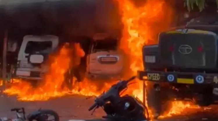 मणिपुर में फिर भड़की आग: गिरफ्तारी के बाद सड़कों पर हिंसा, आत्मदाह की कोशिश, कर्फ्यू और इंटरनेट बंद