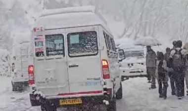 हिमाचल में भारी बर्फबारी, अटल टनल के पास सैकड़ों वाहन फंसे