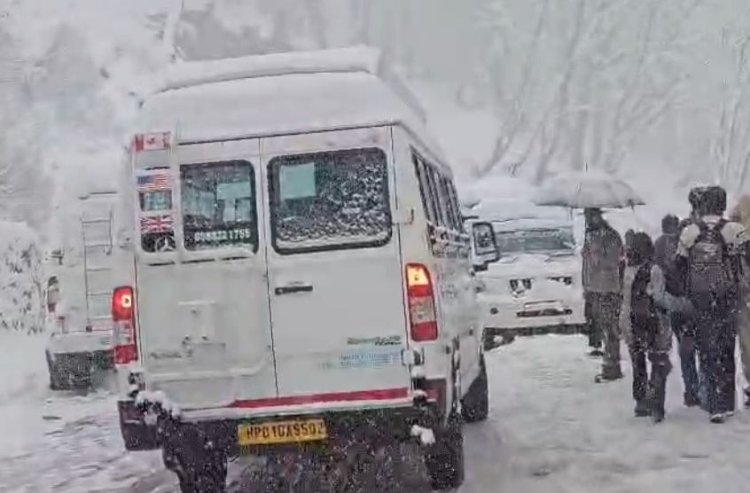 हिमाचल में भारी बर्फबारी, अटल टनल के पास सैकड़ों वाहन फंसे