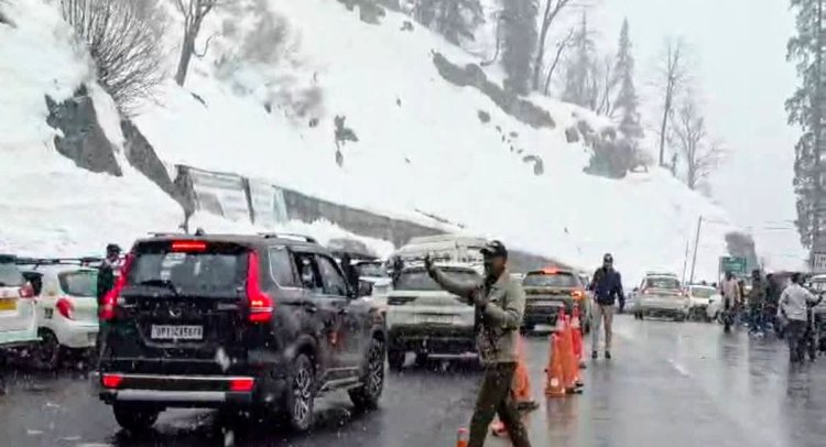 हिमाचल में भारी बर्फबारी, अटल टनल के पास सैकड़ों वाहन फंसे