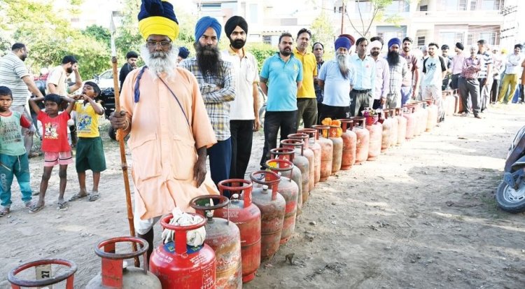 रसोई गैस संकट से जूझ रहे भारतीय परिवार, बढ़ती कीमतों ने बढ़ाई चिंता