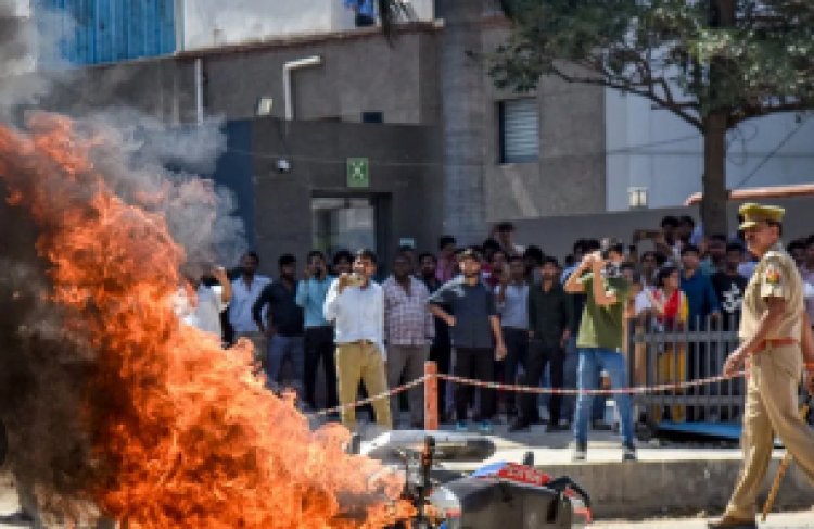 नोएडा प्रोटेस्ट 2026: वेतन विवाद पर हिंसा, सरकार ने किया 21% तक मजदूरी बढ़ाने का ऐलान
