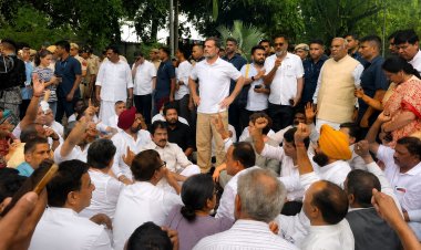 राहुल-प्रियंका ने घेरा केंद्र, मांगा इस्तीफा