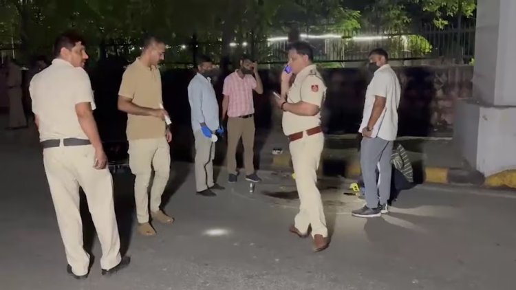 बीच सड़क पत्नी को गोली मारकर फरार हुआ सिपाही