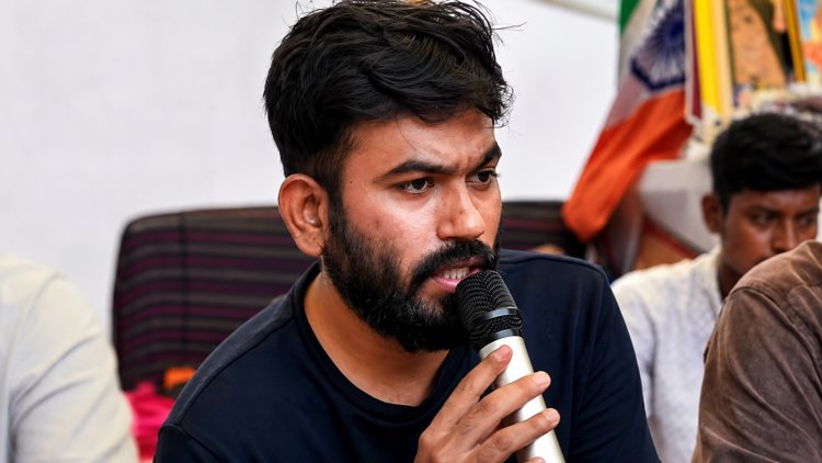 अभिजीत दीपके ने भी मांगा अमित शाह का इस्तीफा, छात्र आंदोलन पर घमासान
