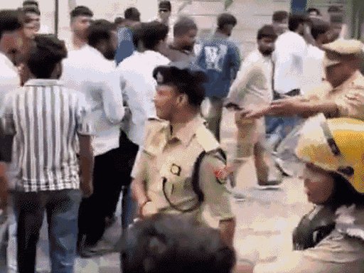 प्रदर्शनकारियों को पीटने वाले मेरठ SSP को हटाया:चारू निगम पर भी गिरी गाज; केके बिश्नोई अब बिजनौर SP, यूपी में 9 जिलों के कप्तान बदले