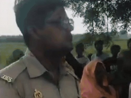 फर्रुखाबाद में पैमाइश के विरोध में राजस्व टीम से मारपीट:किसानों ने लेखपाल-कानूनगो को घेरा, कमरे में बंद होकर खुद को बचाया