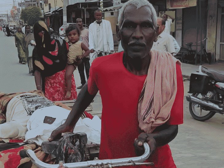 महराजगंज में बेटे को ठेले पर लादकर अस्पताल पहुंचा पिता:एंबुलेंस नहीं बुला सका बुजुर्ग, कीटनाशक सेवन की आशंका पर गोरखपुर रेफर