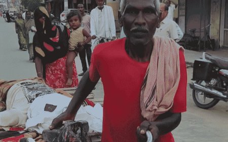 महराजगंज में बेटे को ठेले पर लादकर अस्पताल पहुंचा पिता:एंबुलेंस नहीं बुला सका बुजुर्ग, कीटनाशक सेवन की आशंका पर गोरखपुर रेफर