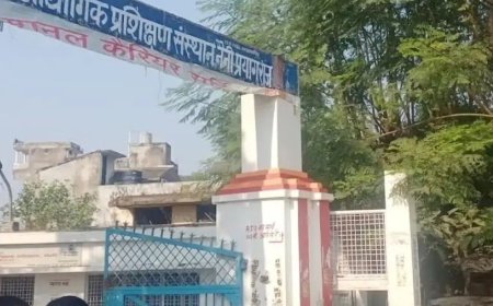 प्रयागराज की राजकीय आईटीआई नैनी के प्रधानाचार्य निलंबित:सामूहिक नकल कराते एसटीएफ ने पकड़ा था