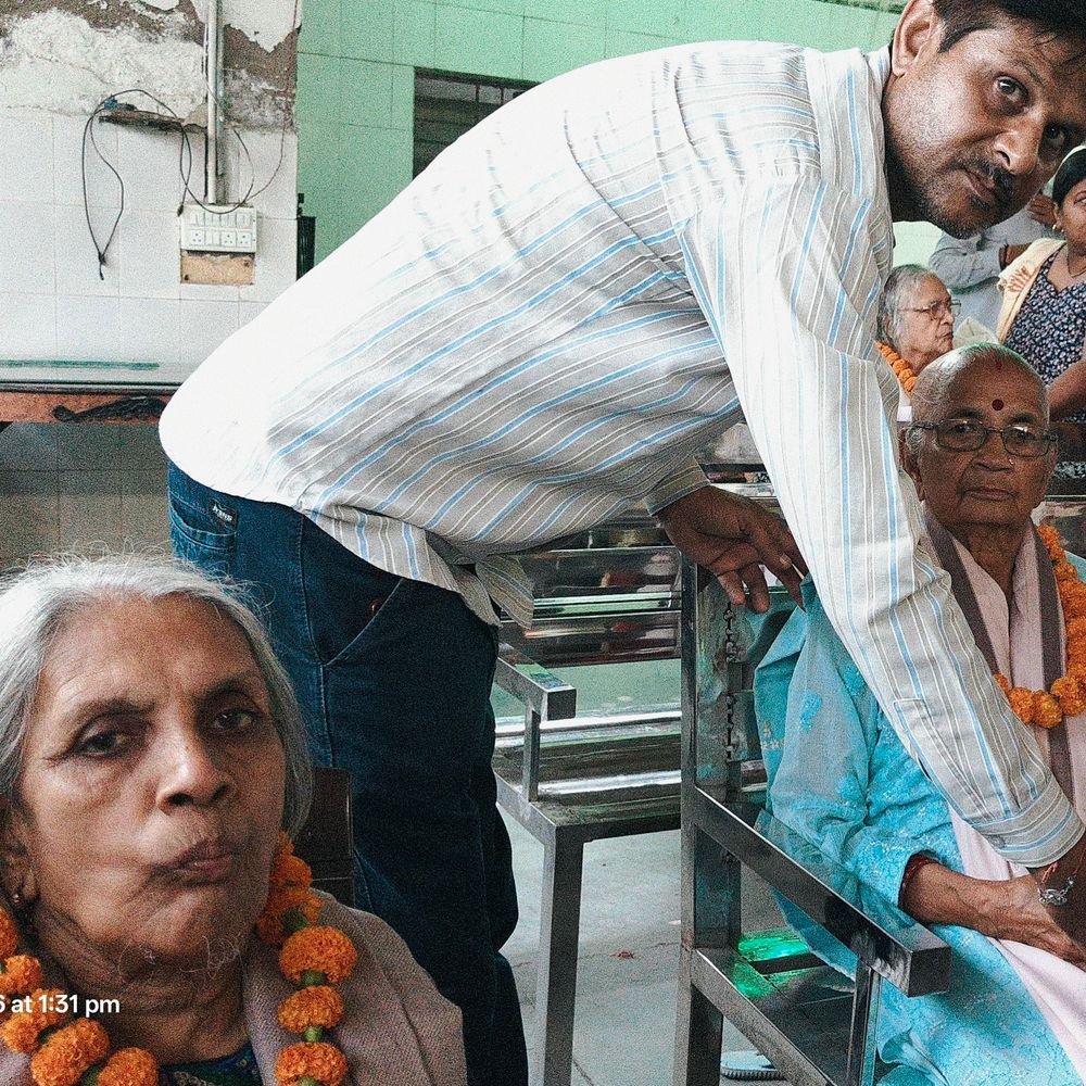 कानपुर के वृद्धाश्रम में सेवा कार्यक्रम:कार्यकर्ताओं ने लोगों को फल, मिष्ठान और शॉल वितरित किए