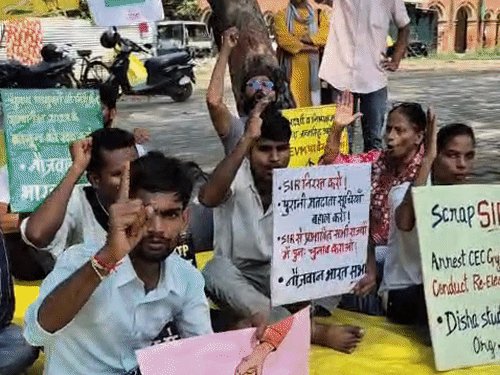 प्रयागराज में नागरिक समाज का विरोध प्रदर्शन:मुख्य चुनाव आयुक्त ज्ञानेश कुमार के इस्तीफे और मतदाता सूची SIR प्रक्रिया रद्द करने की मांग