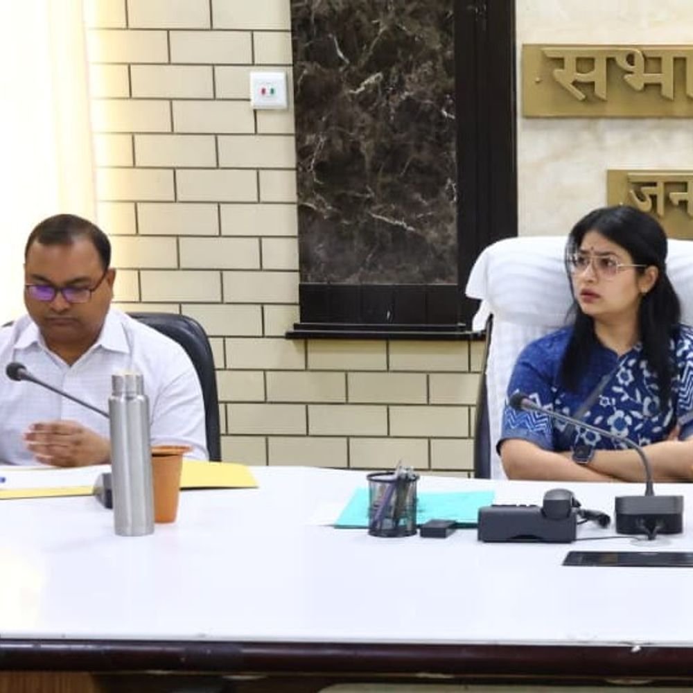 डीएम से उठाईं सड़क, मंडी शुल्क और यातायात की समस्याएं:हापुड़ में व्यापारियों ने ततारपुर बाईपास पर सड़क व मंडी शुल्क में राहत की मांग