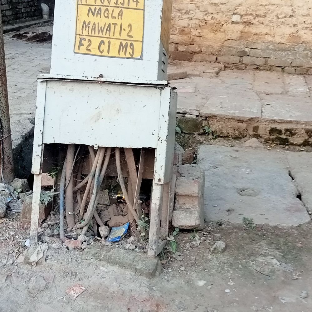 नगला मेवाती में खुला बिजली बॉक्स बना खतरा:हादसे की आशंका, बच्चों और जानवरों को ज्यादा खतरा