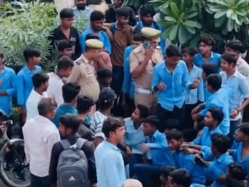 स्कूल में भरा हाईवे का पानी, छात्र सड़क पर:सिद्धार्थनगर में भड़के छात्र-छात्राओं ने NH जाम किया, एसडीएम-सीओ के आश्वासन पर हटे