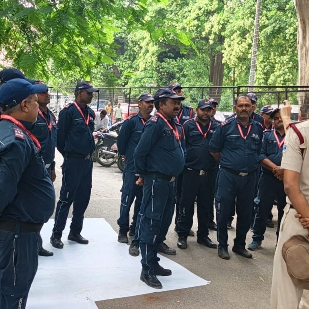 रेलवे अस्पताल के गार्ड भुखमरी की कगार पर, धरना शुरू:SS4 ग्रुप ने 6 महीने से नहीं दी सैलरी, रिश्तेदारों से मांगकर चला रहे काम