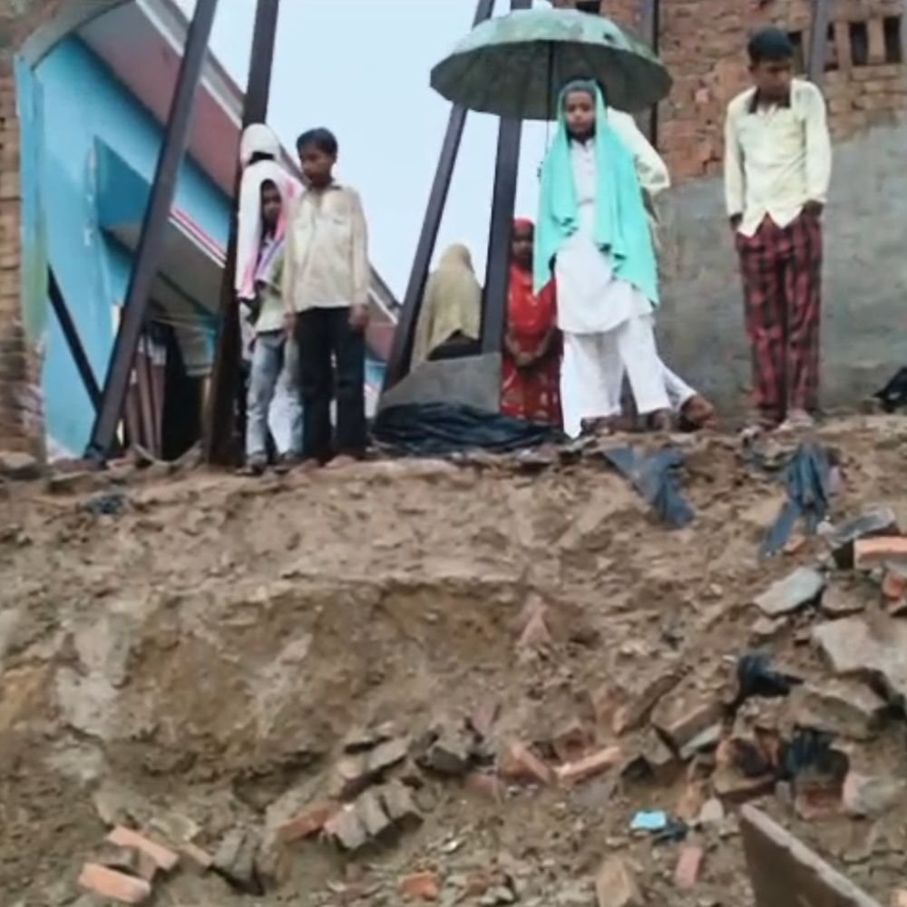 तेज बारिश से 6 भाइयों का मकान ढहा:डेढ़ लाख की भैंस व 2 बछड़ों की मौत; 5 भाई-बहन बाल-बाल बचे, 3.5 लाख का नुकसान