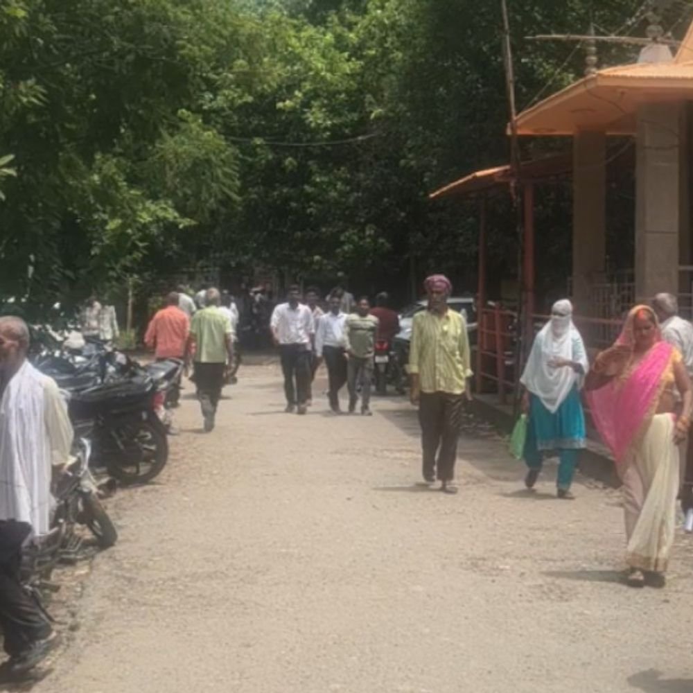 3.95 लाख लेकर जमीन का बैनामा नहीं किया:सिद्धार्थनगर में तीन के खिलाफ मुकदमा, कोर्ट के आदेश पर केस