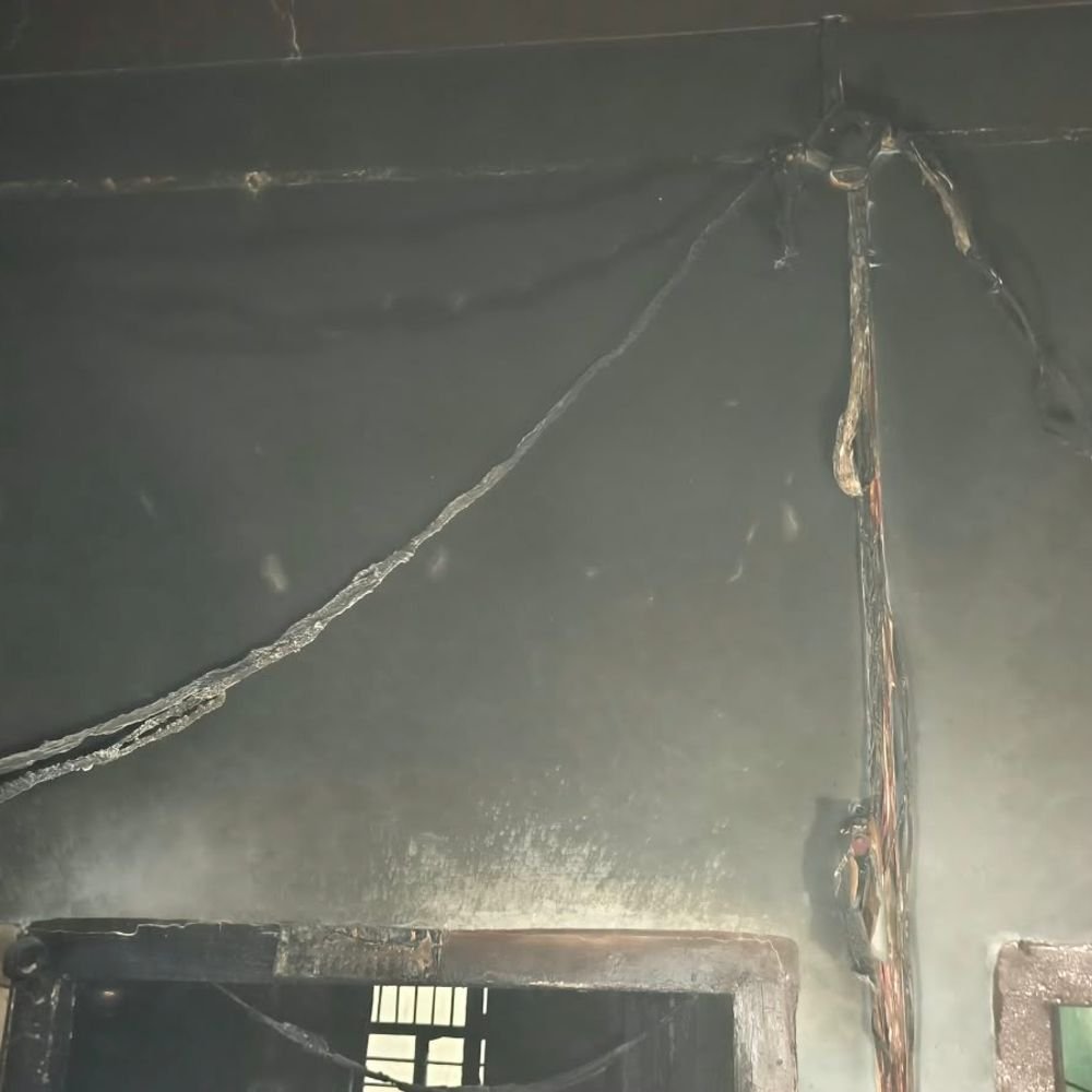 सिलेंडर लीक होने से लगी आग, तीन युवक झुलसे:फ्रिज-पंखे समेत घरेलू सामान जला, एक CHC और 2 निजी अस्पताल में भर्ती