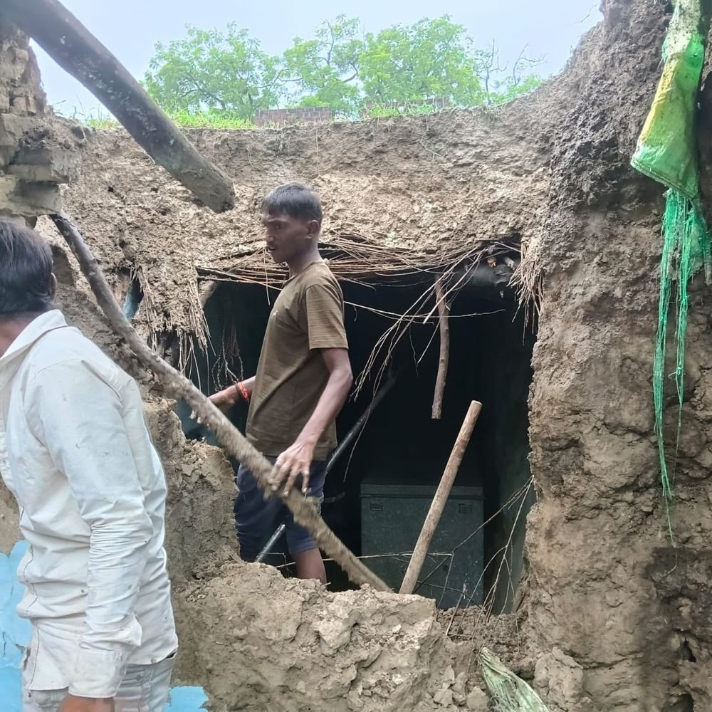 फतेहपुर में लगातार बारिश से 8 कच्चे मकान गिरे:गृहस्थी का सामान मलबे में दबा, प्रशासन ने लोगों से सतर्क रहने को कहा