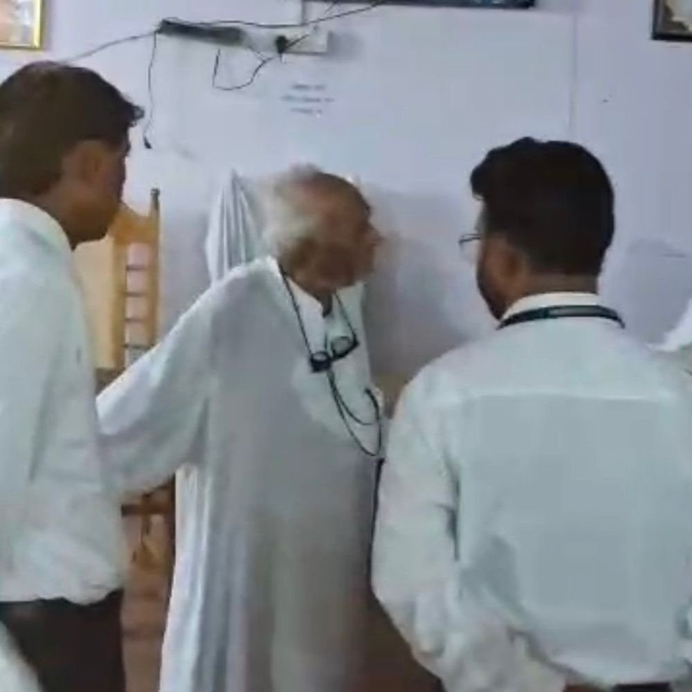 सुल्तानपुर दीवानी कोर्ट पहुंचे DM-SP:जिला जज के साथ एल्डर्स कमेटी से की मीटिंग, बार चुनाव पर हुई चर्चा