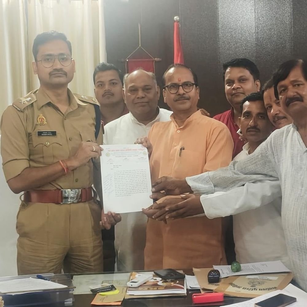 चंदौली में मारपीट के मामले में एसपी से मिले व्यापारी:कार्रवाई की मांग, चंदौली में व्यापार मंडल ने पुलिस पर समझौते का दबाव बनाने का लगाया आरोप