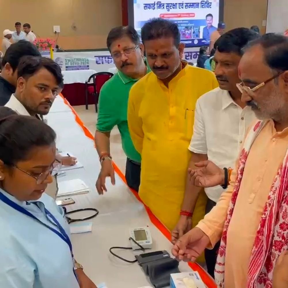 प्रयागराज में 500 से ज्यादा सफाई मित्रों का स्वास्थ्य परीक्षण:मेयर ने बांटी सुरक्षा किट, प्रमाण पत्र देकर किया सम्मान