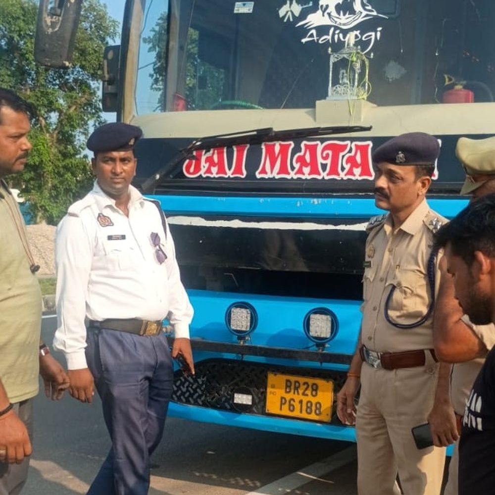 स्लीपर-एसी बसों की चेकिंग में मिली खामी, दो का चालान:फायर इमरजेंसी गेट में कमी मिली, एडीजी ट्रैफिक के निर्देश पर चल रहा अभियान