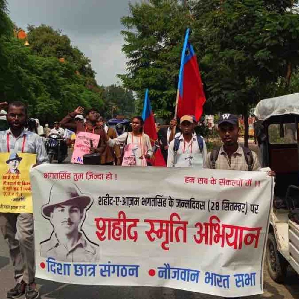 गोरखपुर में भगत सिंह जयंती पर युवाओं ने मार्च निकाला:एकता और बराबरी का संदेश दिया, पर्चे बांटकर किया जागरूक