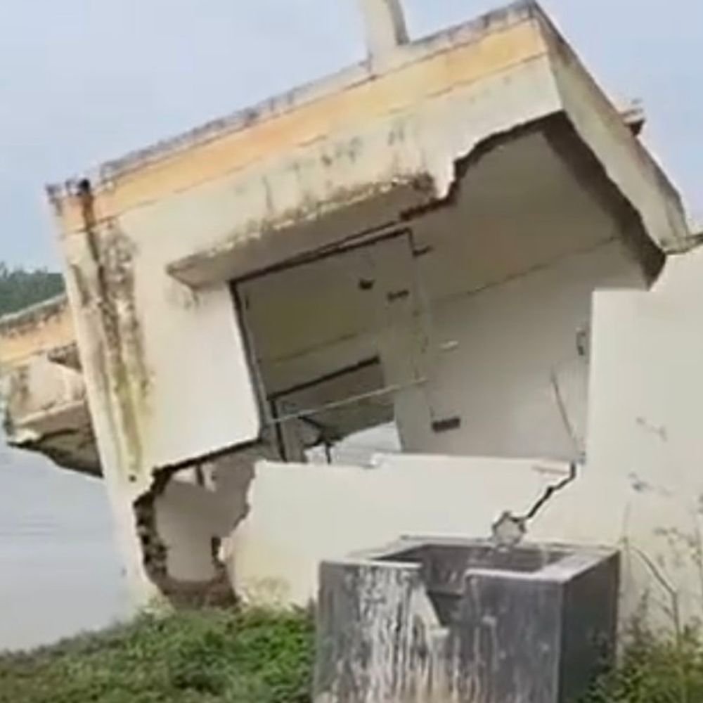 नदी के कटान से पानी की टंकी का कमरा बहा...VIDEO:कुछ दिन पहले नदी में समा गई थी जल जीवन मिशन की टंकी
