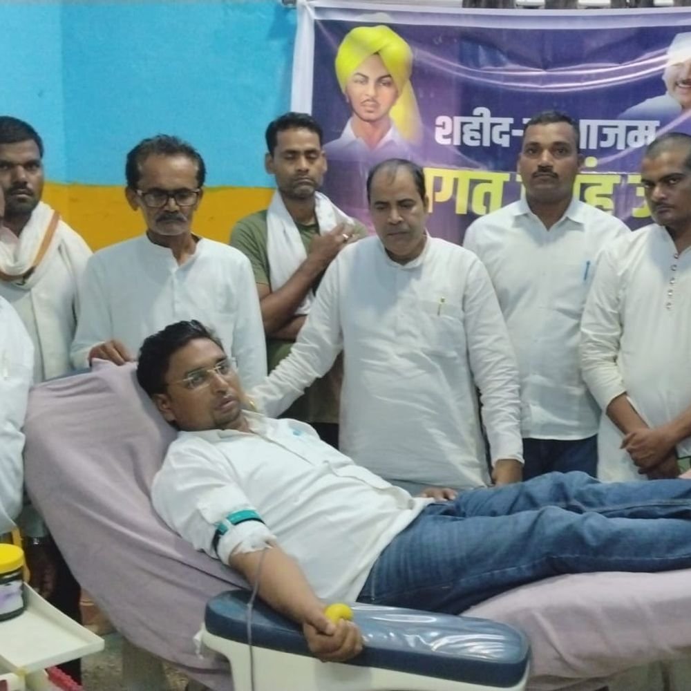 भगत सिंह जयंती पर आम आदमी पार्टी ने किया रक्तदान:भदोही जिला अस्पताल में कार्यकर्ताओं ने दिया रक्त