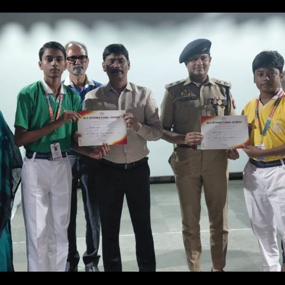 हाथरस में 'सेवा संकल्प अभियान' के तहत प्रतियोगिताएं:डीएम-एसपी की मौजूदगी में हुआ आयोजन, विजेताओं को किया सम्मानित