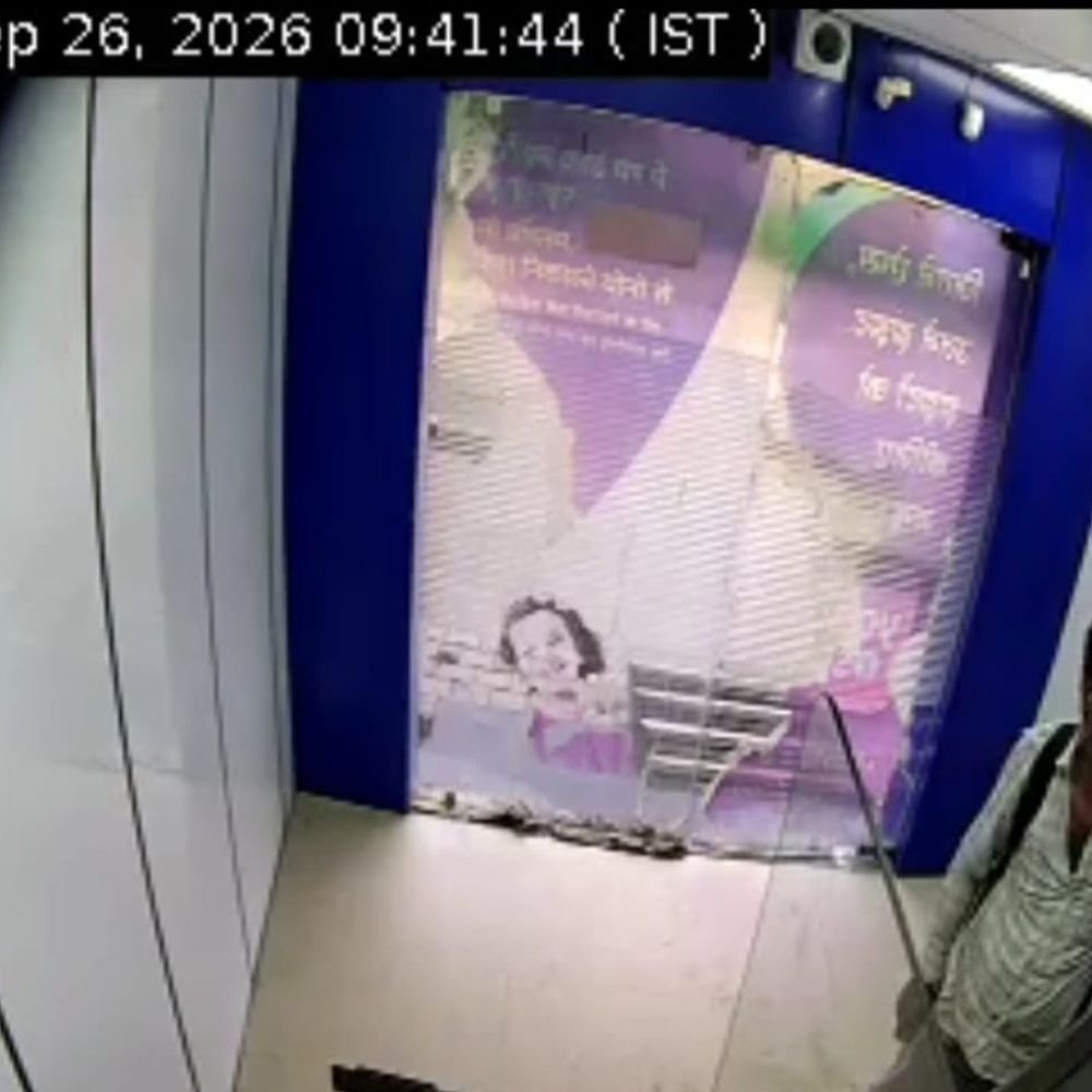 बदायूं में एटीएम तोड़ने वाले का चेहरा दिखा:सीसीटीवी में दिखने के बाद भी पुलिस ने नहीं पकड़ा, विक्षिप्त बताकर टाल रही मामला