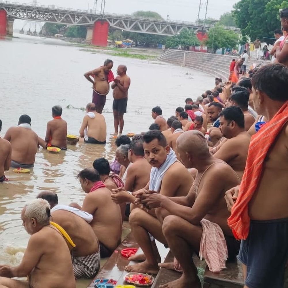 उन्नाव में पितृपक्ष पर गंगा घाटों पर उमड़ी भीड़:गंगा स्नान के बाद सूर्य को अर्घ्य देकर किया तर्पण, पितरों की आत्मा की शांति और मोक्ष की कामना