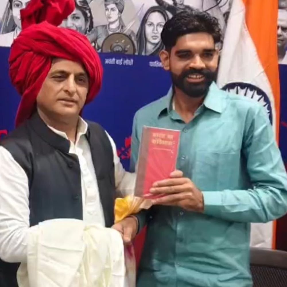 अखिलेश यादव से माखर के रजत सोलंकी ने की मुलाकात:बागपत में प्राथमिक स्कूल का वीडियो वायरल करने पर दर्ज हुए था मुकदमा