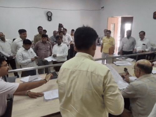 भाजपा-सपा सहित 11 प्रत्याशियों ने लिए नामांकन पत्र:आगरा मंडलायुक्त कार्यालय में नामांकन की प्रक्रिया शुरू