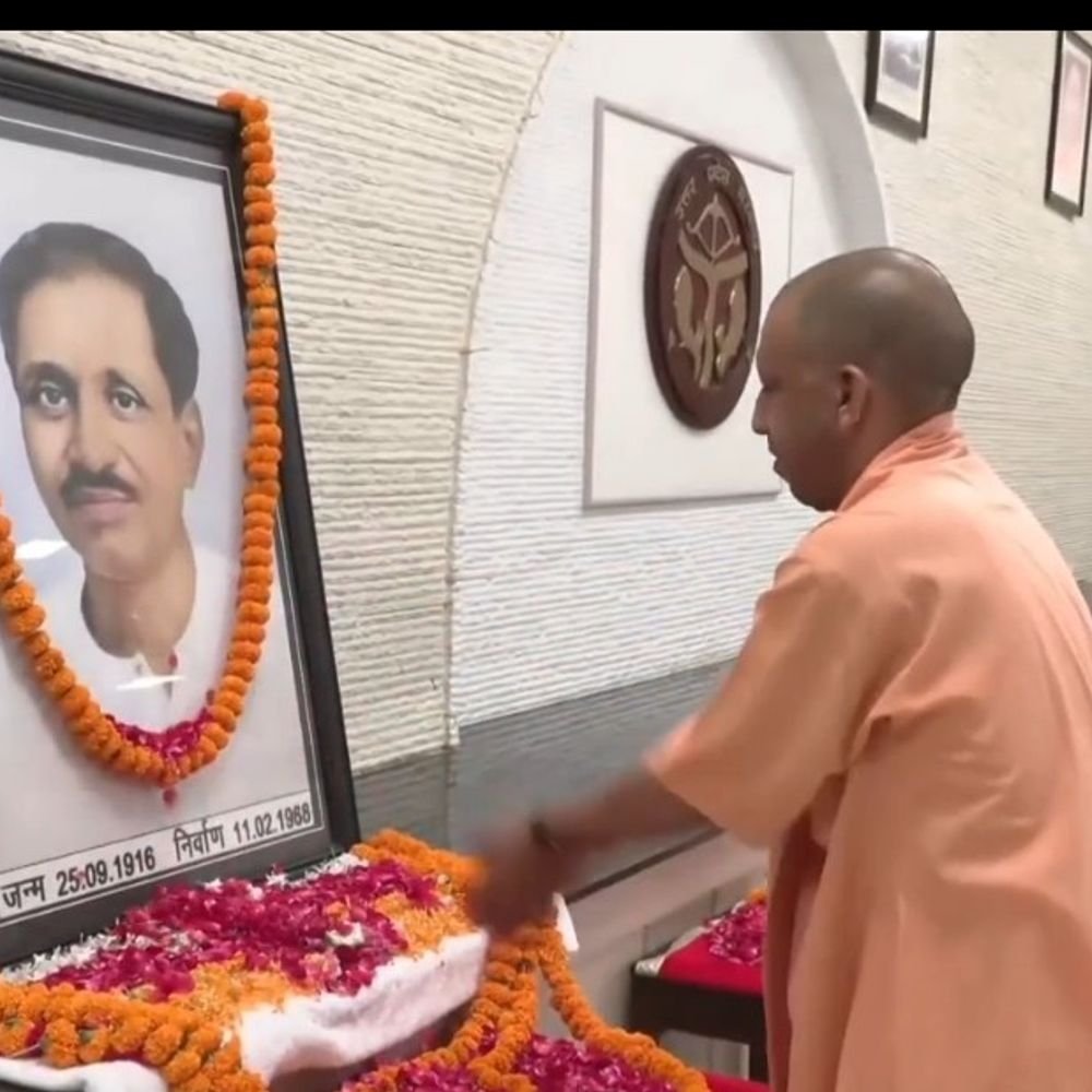सीएम योगी ने पं. दीनदयाल की जयंती पर दी श्रद्धांजलि:सरकारी आवास पर चित्र पर पुष्पांजलि अर्पित कर किया नमन, एक्स पर पोस्ट कर उनके विचारों को किया याद
