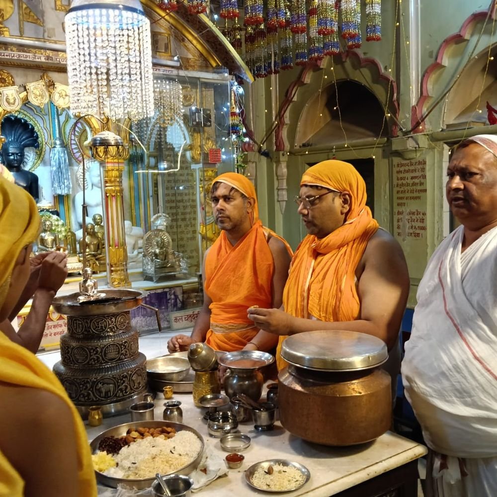 जैन मंदिरों में उत्तम अकिंचन धर्म की पूजा संपन्न:पंडित पारस बोले- आत्मा के अतिरिक्त संसार में कुछ भी अपना नहीं