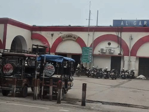 पूर्णिमा पर गंगा स्नान के लिए स्पेशल ट्रेन:अलीगढ़ से राजघाट नरौरा के लिए 850 श्रद्धालु रवाना, वापसी में 1100 यात्री पहुंचे