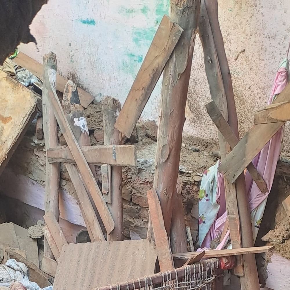सहारनपुर में कच्चा मकान ढहा, लड़की मलबे में दबी:कमरे में दवाई लेने गई थी, आसपास के लोगों ने बचाकर अस्पताल पहुंचाया