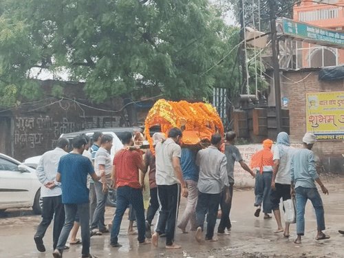 बलिया में आंधी और बारिश के बीच निकली शव यात्रा:धराशायी हुआ पुराना पीपल का पेड़, 20 घंटे बिजली गुल; राहगीरों की मुश्किलें बढ़ीं