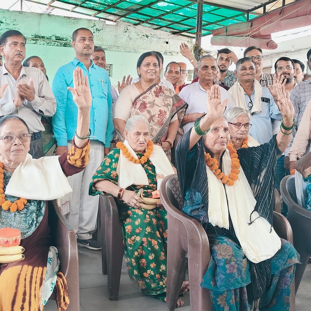 रतनपुर वृद्धाश्रम में बांटे शॉल और फल:भाजपा कार्यकर्ताओं ने बुजुर्गों का लिया आशीर्वाद