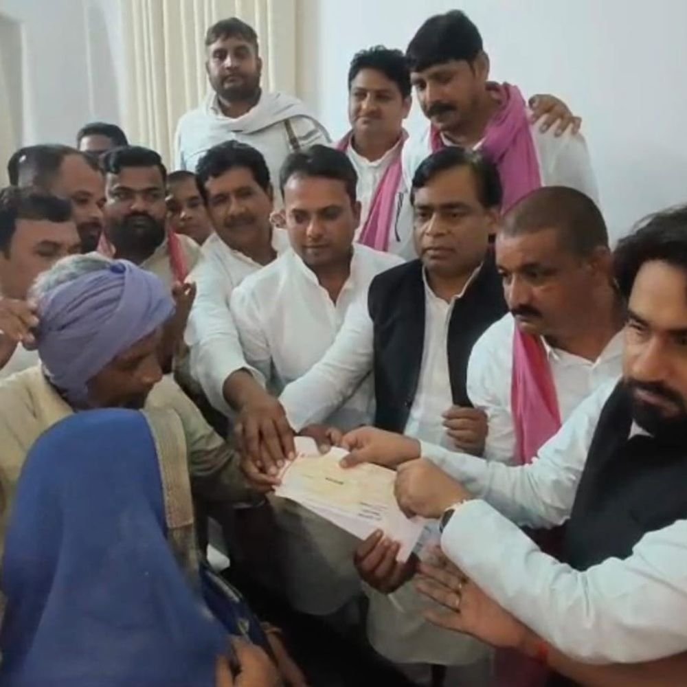 शैलेश गौतम के परिवार से मिला सपा प्रतिनिधिमंडल:1 लाख रुपए की आर्थिक मदद; पुलिस ने पहले रोका, बाद में कराई मुलाकात