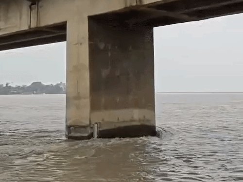 सरयू नदी खतरे के निशान से 55 सेमी ऊपर:दोहरीघाट में मल्लाह टोला तक पहुंचा बाढ़ का पानी, प्रशासन अलर्ट