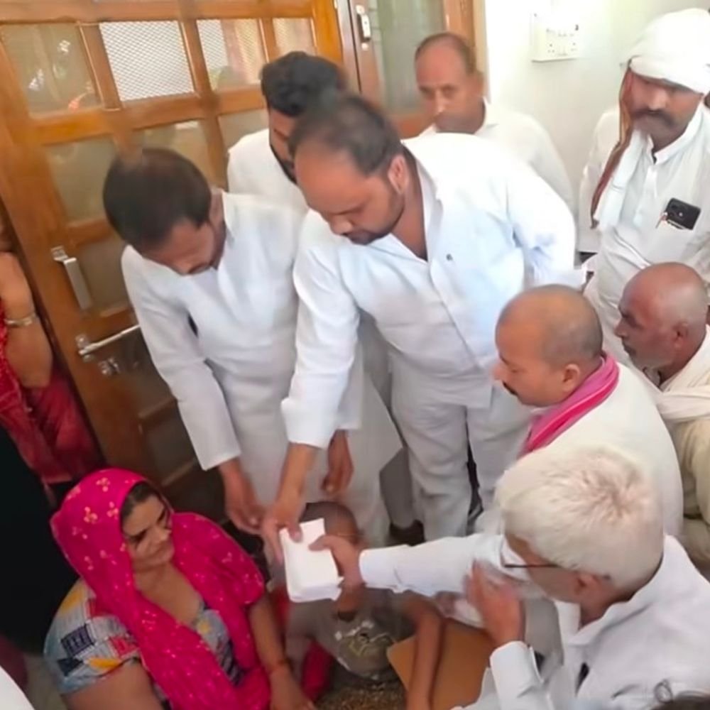 अखिलेश यादव ने पहलवान ब्रह्मानंद के परिवार को दी मदद:संतकबीर नगर में हत्या के बाद पत्नी को सौंपे 2 लाख रुपए, नौकरी का भी भरोसा